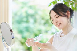 敏感肌におすすめの化粧水はどれ？選び方のポイントと正しい使用方法